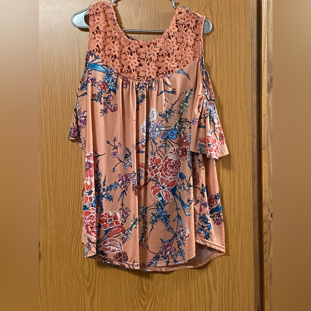 🛍️3 for $20🛍️ Cold Shoulder Top 1X